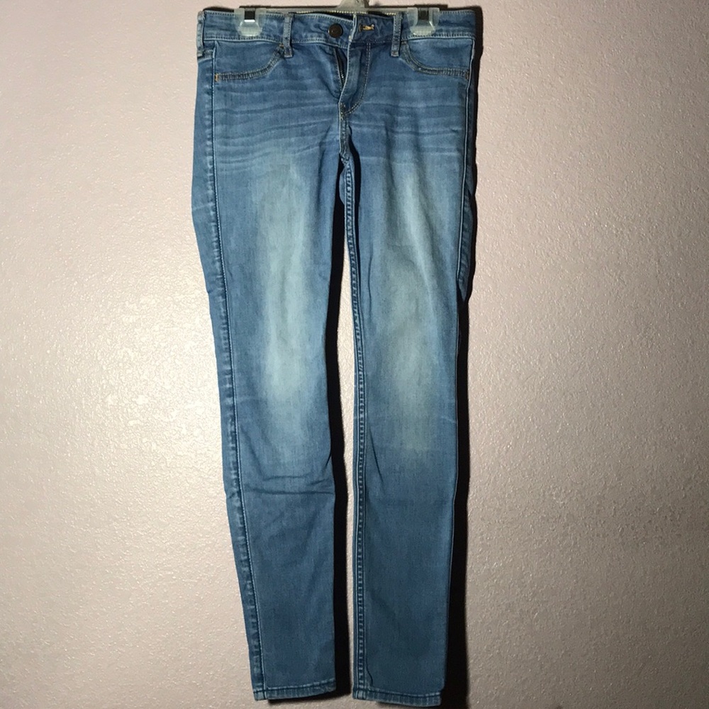 HOLLISTER MID-RISE LIGHT WASH JEANS